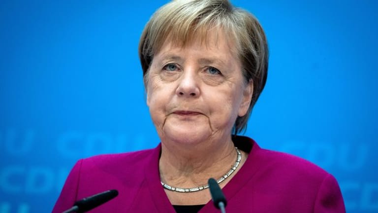 Ungewohnte Selbstkritik: Angela Merkel räumt eine krasse Fehleinschätzung in der Maaßen-Affäre ein.