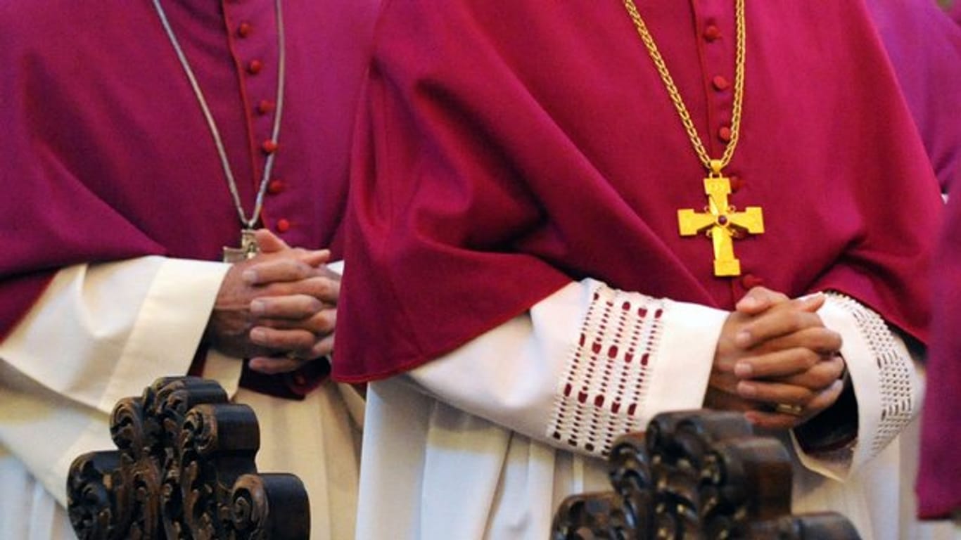 Die katholischen Bischöfe beschäftigen sich bei ihrer in Fulda beginnenden Herbst-Vollversammlung vor allem mit den Lehren aus dem Missbrauchsskandal.
