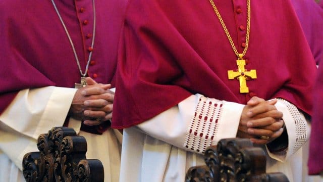 Die katholischen Bischöfe beschäftigen sich bei ihrer in Fulda beginnenden Herbst-Vollversammlung vor allem mit den Lehren aus dem Missbrauchsskandal. Die katholischen Bischöfe beschäftigen sich bei ihrer in Fulda beginnenden Herbst-Vollversammlung vor allem mit den Lehren aus dem Missbrauchsskandal.