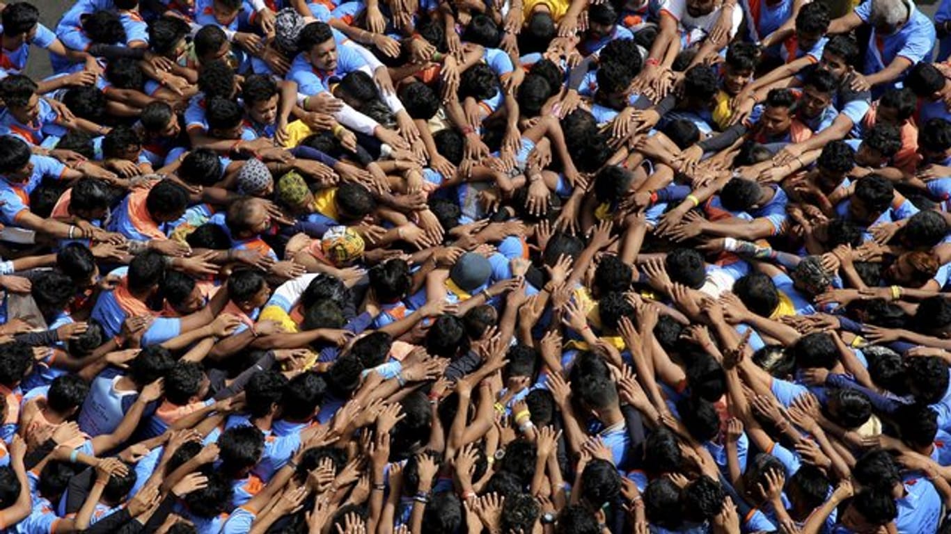 Im indischen Mumbai bilden Jugendliche während eines Hindu-Fests eine menschliche Pyramide.