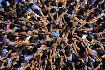 Im indischen Mumbai bilden Jugendliche während eines Hindu-Fests eine menschliche Pyramide.
