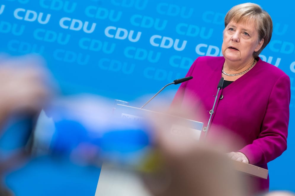 Angela Merkel äußert sich zur Zukunft von Hans-Georg Maaßen. Die Parteichefs von CDU, CSU und SPD hatten sich nach tagelangem Streit auf eine Versetzung Maaßens ins Bundesinnenministerium geeinigt.