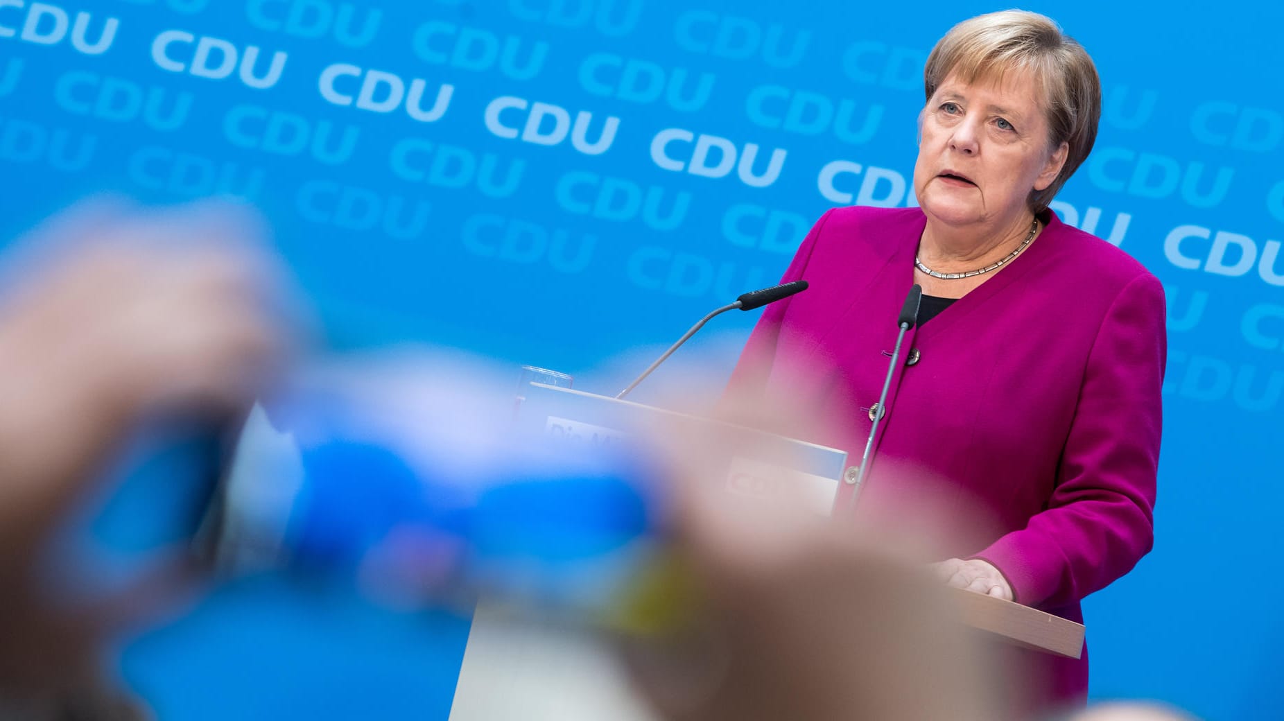 Angela Merkel äußert sich zur Zukunft von Hans-Georg Maaßen. Die Parteichefs von CDU, CSU und SPD hatten sich nach tagelangem Streit auf eine Versetzung Maaßens ins Bundesinnenministerium geeinigt.