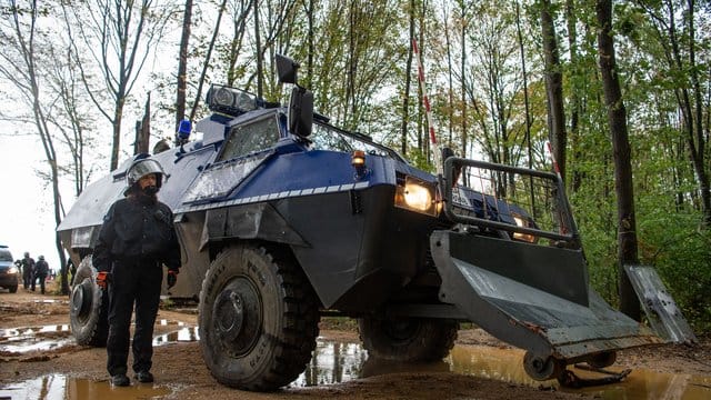 Mit Räumungspanzern geht die Polizei gegen Barrikadn im Hambacher Forsts vor. Mit Räumungspanzern geht die Polizei gegen Barrikadn im Hambacher Forsts vor.