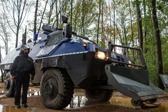 Mit Räumungspanzern geht die Polizei gegen Barrikadn im Hambacher Forsts vor.
