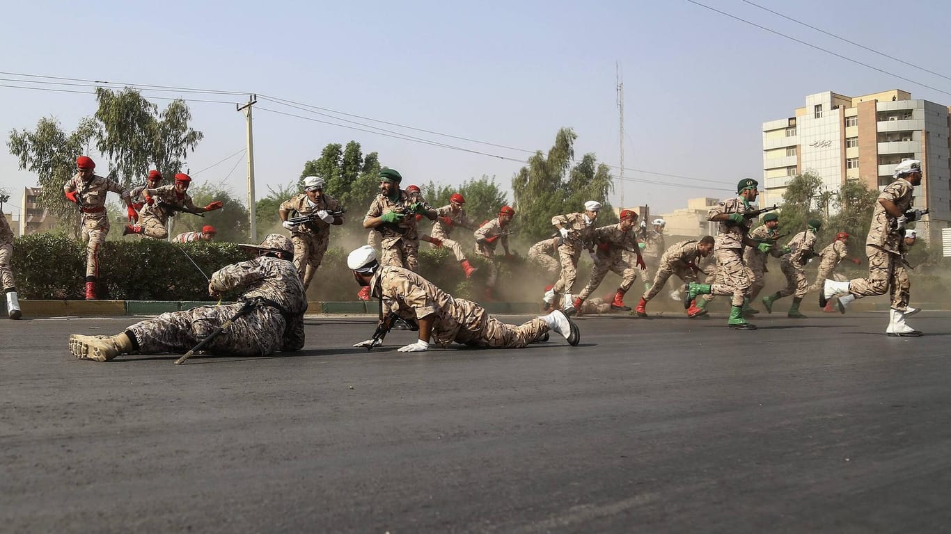 Iranische Soldaten suchen Schutz während eines Anschlags in Ahvaz: Unter den 25 Toten waren 12 Soldaten der Revolutionsgarde.