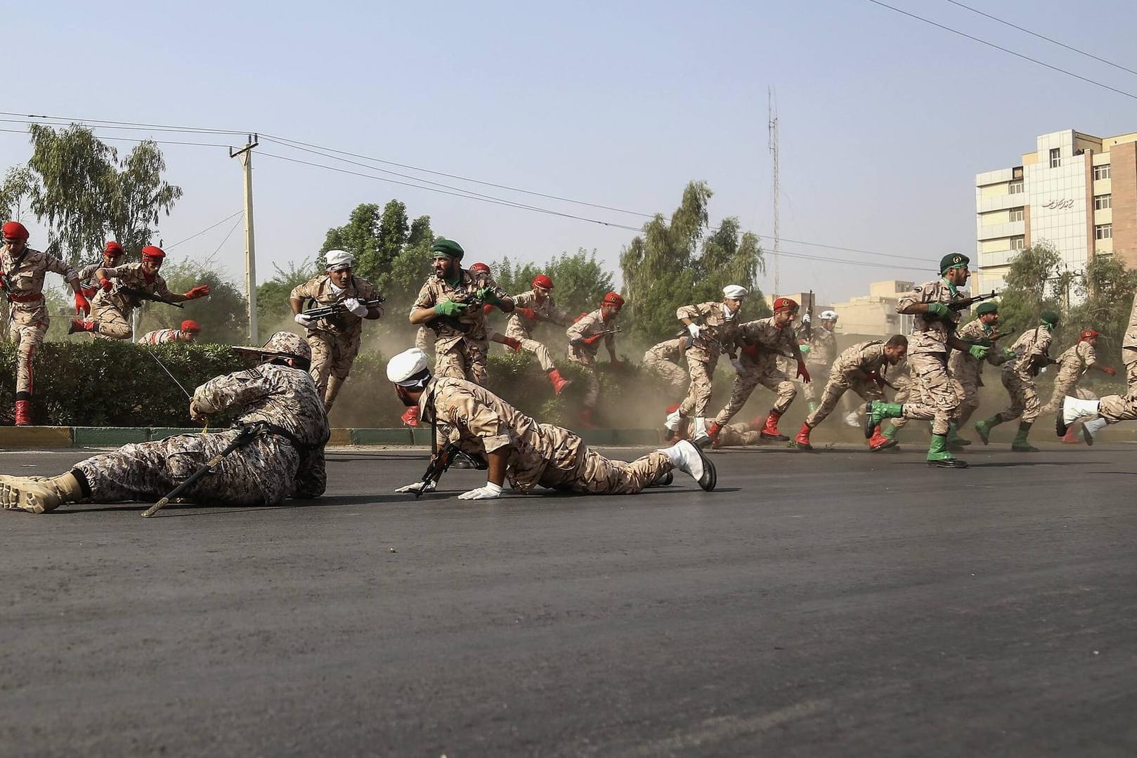 Iranische Soldaten suchen Schutz während eines Anschlags in Ahvaz: Unter den 25 Toten waren 12 Soldaten der Revolutionsgarde.