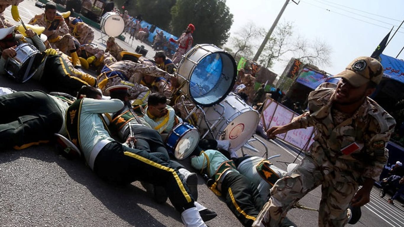 Menschen und Musikinstrumente liegen auf dem Boden: Der Anschlag in Ahvaz passierte während einer Militärparade.