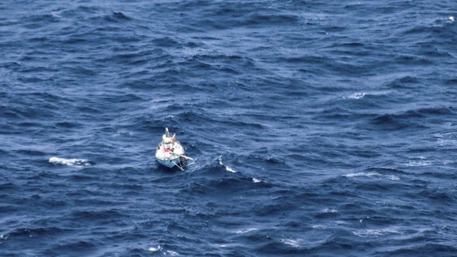 Der indische Weltumsegler Abhilash Tomy war schwer verletzt worden, als auf seinem Boot "Thuriya" bei einem schweren Sturm der Mast brach.