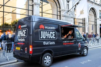 Huawei-Mitarbeit im "JU%CE"-Van: Der Konzern verteilte vor Apple-Stores Getränke und Powerbanks.