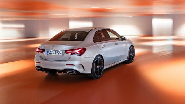 Klassische Limousinenform: Zum Aufpreis von 700 Euro ist die A-Klasse ab Januar auch als Stufenheck zu bekommen. Klassische Limousinenform: Zum Aufpreis von 700 Euro ist die A-Klasse ab Januar auch als Stufenheck zu bekommen.
