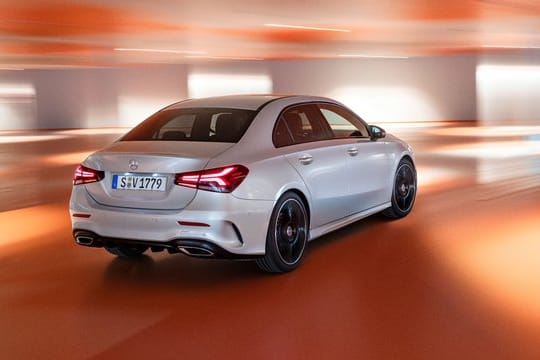 Klassische Limousinenform: Zum Aufpreis von 700 Euro ist die A-Klasse ab Januar auch als Stufenheck zu bekommen.