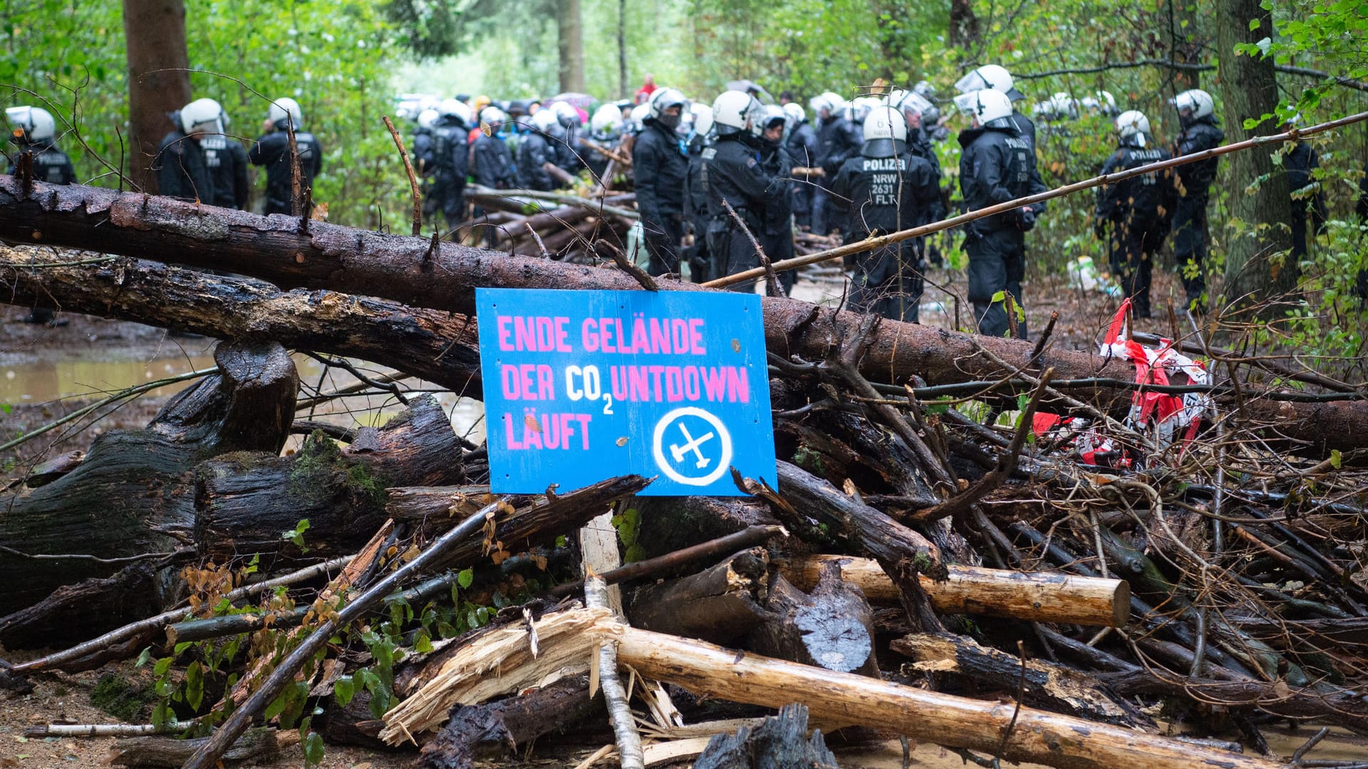 Barrikaden im Hambacher Forst: Die Polizei hat ihre Räumungsarbeiten wieder aufgenommen.