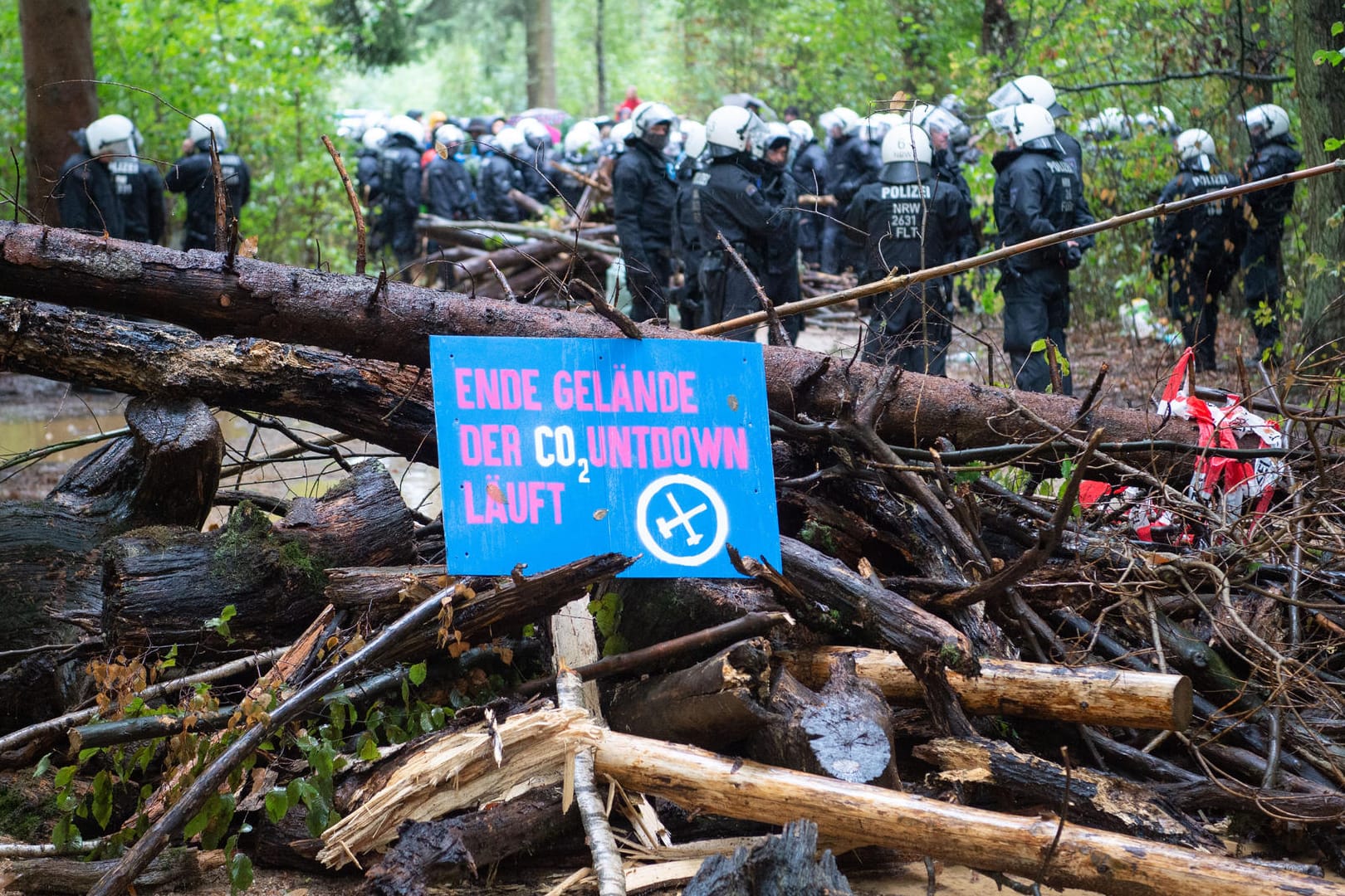 Barrikaden im Hambacher Forst: Die Polizei hat ihre Räumungsarbeiten wieder aufgenommen.