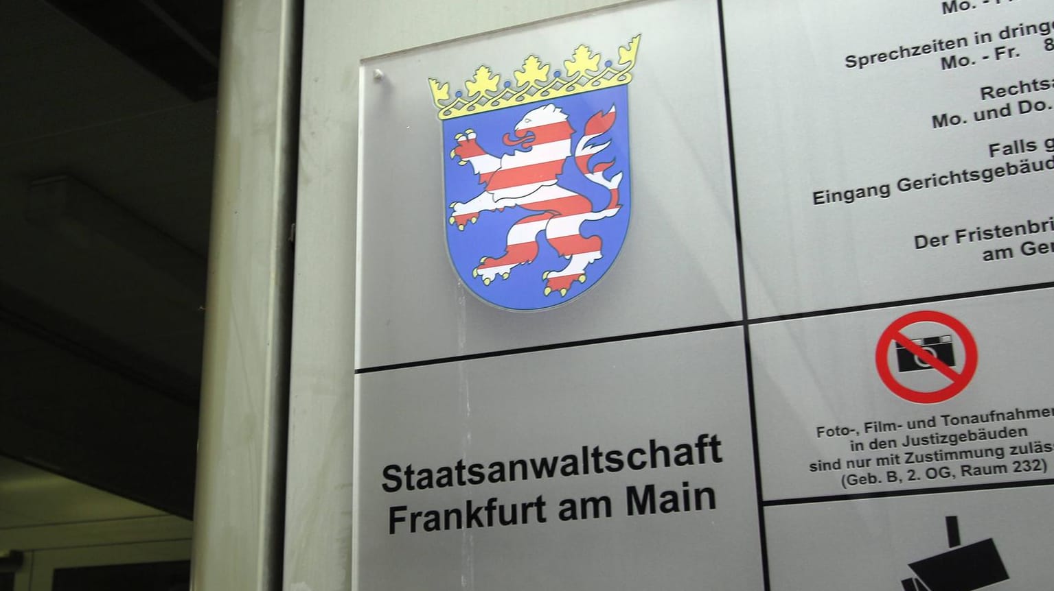 Staatsanwaltschaft Frankfurt am Main: Ein Mann wird des 15-fachen Missbrauchs beschuldigt. Staatsanwaltschaft Frankfurt am Main: Ein Mann wird des 15-fachen Missbrauchs beschuldigt.