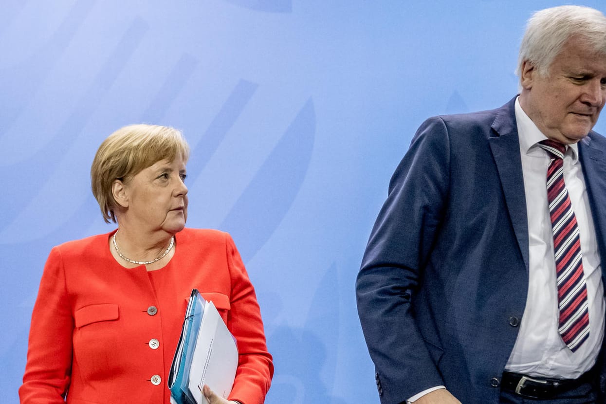 Bundeskanzlerin Angela Merkel und Innenminister Horst Seehofer auf einer Pressekonferenz: Seehofer brachte mit Vorstößen im Maaßen-Streit und in der Flüchtlingspolitik mehrfach das Fortbestehen der Großen Koalition in Gefahr.