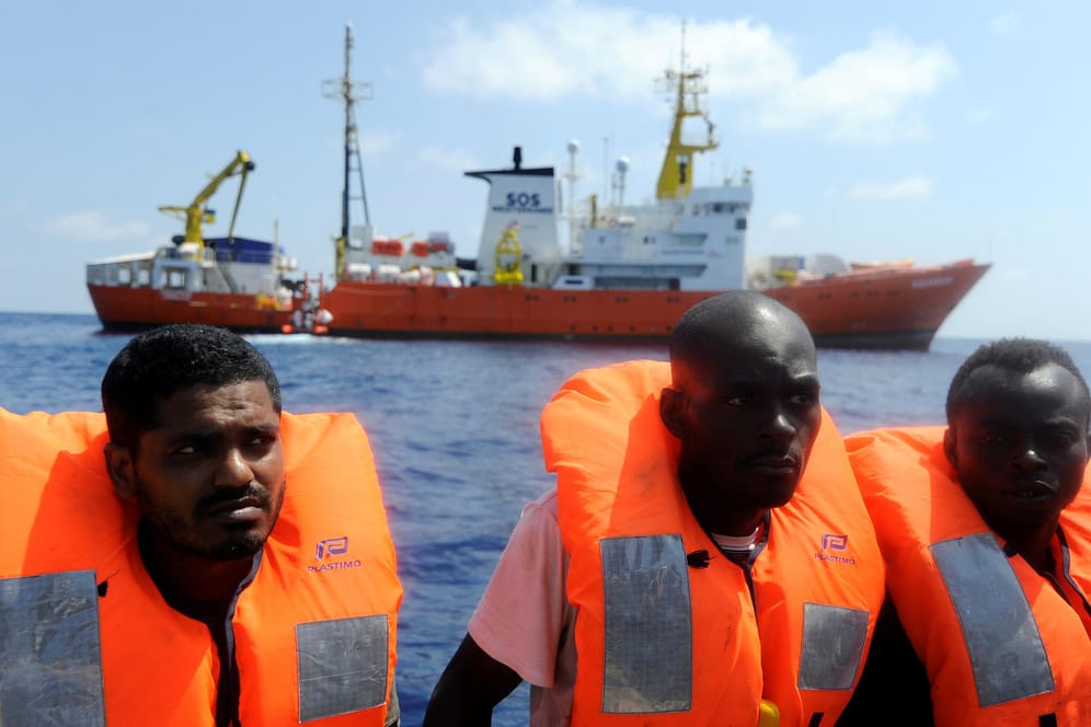 Gerettete Flüchtlinge: Die "Aquarius 2" hatte am Sonntag vor Libyen weitere Migranten in Seenot aufgenommen.