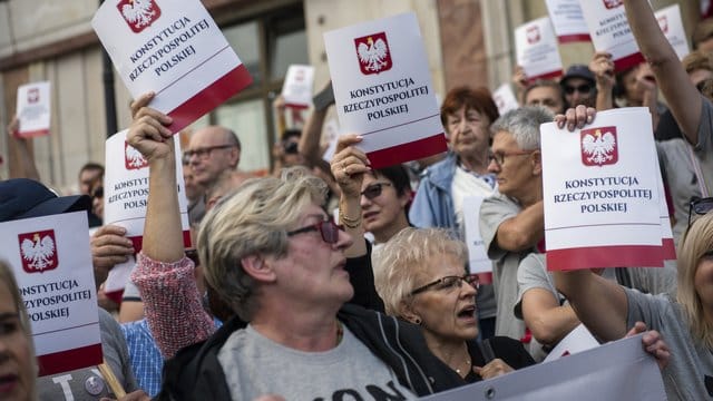 In Warschau protestieren Demonstranten gegen die Entscheidung der Regierung, an der Reform zur Zwangspensionierung von Richtern festzuhalten. In Warschau protestieren Demonstranten gegen die Entscheidung der Regierung, an der Reform zur Zwangspensionierung von Richtern festzuhalten.