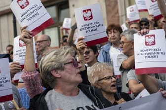 In Warschau protestieren Demonstranten gegen die Entscheidung der Regierung, an der Reform zur Zwangspensionierung von Richtern festzuhalten.