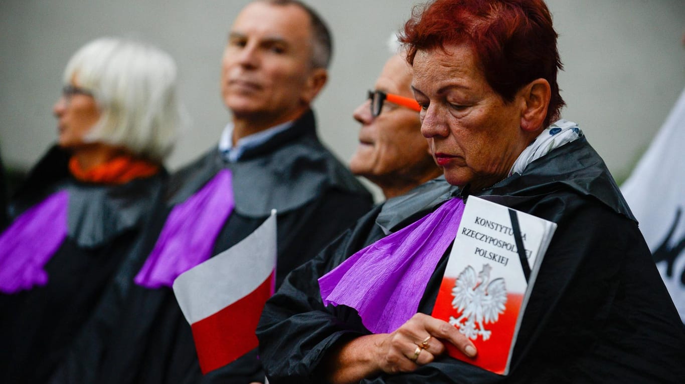 Bei einem Protest gegen die umstrittene Justizreform in Polen, sind Demonstranten als Verfassungsrichter verkleidet: Die Kommission klagt vor dem EuGH, weil die polnische Regierung auch nach mehrfacher Aufforderung das Justizgesetz nicht freiwillig änderte.