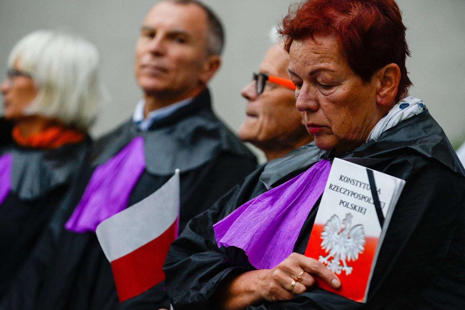 Bei einem Protest gegen die umstrittene Justizreform in Polen, sind Demonstranten als Verfassungsrichter verkleidet: Die Kommission klagt vor dem EuGH, weil die polnische Regierung auch nach mehrfacher Aufforderung das Justizgesetz nicht freiwillig änderte.