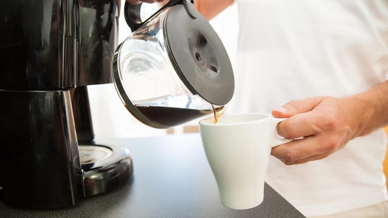 Kaffee am Morgen: Wer viel Kaffee über eine längere Zeit trinkt, ist mit einer Filterkaffeemaschine mit Mahlwerk gut beraten.