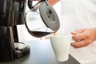 Kaffee am Morgen: Wer viel Kaffee über eine längere Zeit trinkt, ist mit einer Filterkaffeemaschine mit Mahlwerk gut beraten.