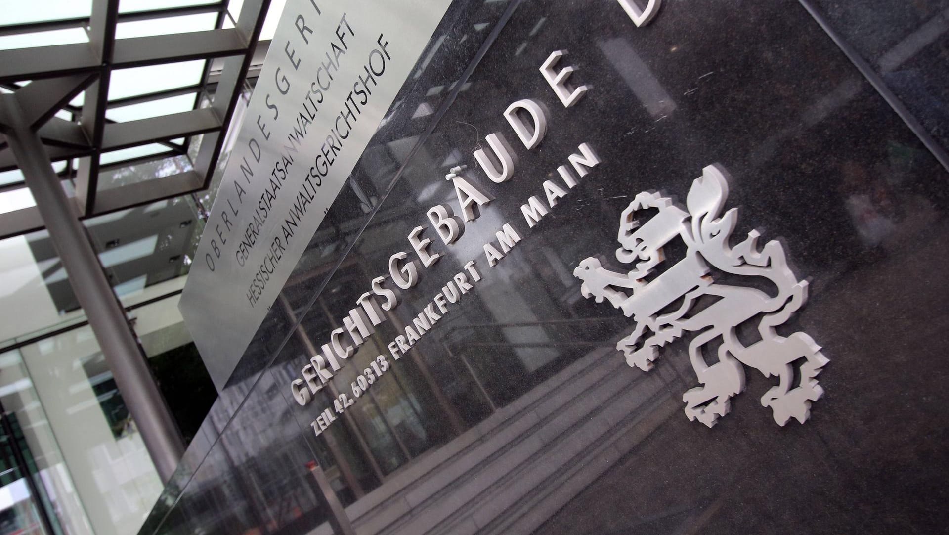 Schild am Eingang des Oberlandesgerichts in Frankfurt: Der Täter stand hier im November 2016 bereits wegen Teilnahme an bewaffneten Auseinandersetzungen vor Gericht. Schild am Eingang des Oberlandesgerichts in Frankfurt: Der Täter stand hier im November 2016 bereits wegen Teilnahme an bewaffneten Auseinandersetzungen vor Gericht.