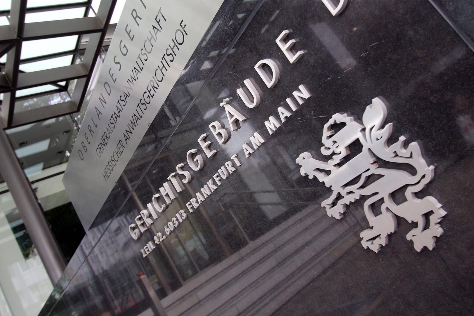 Schild am Eingang des Oberlandesgerichts in Frankfurt: Der Täter stand hier im November 2016 bereits wegen Teilnahme an bewaffneten Auseinandersetzungen vor Gericht.