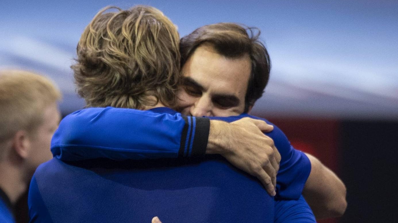 Erfolgreiche Titelverteidigung beim Laver Cup: Nach dem Triumph liegen sich Roger Feder und Alexander Zverev in den Armen.