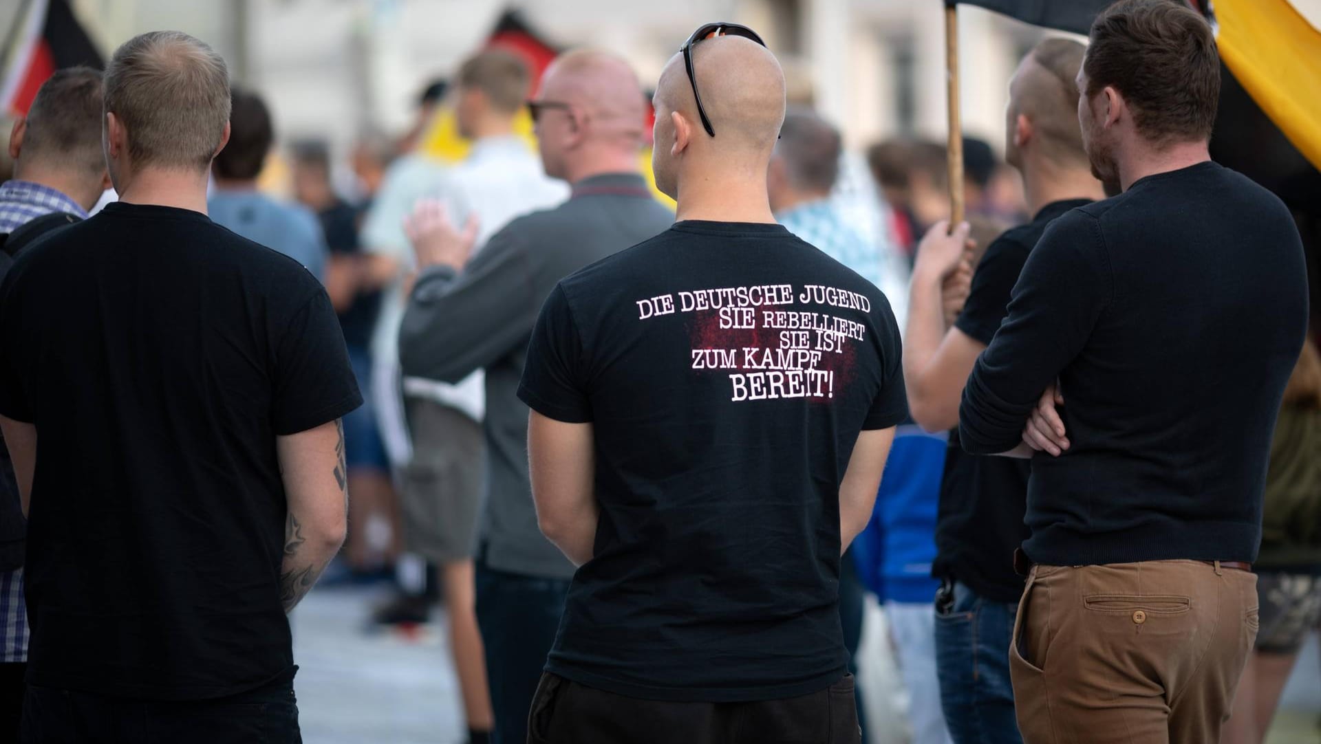 Männer auf einer rechtsextremen Demonstration: Parolen und Gesten der Teilnehmer sind zwar oft verstörend, aber noch erlaubt, sodass die Polizei nicht eingreifen kann.