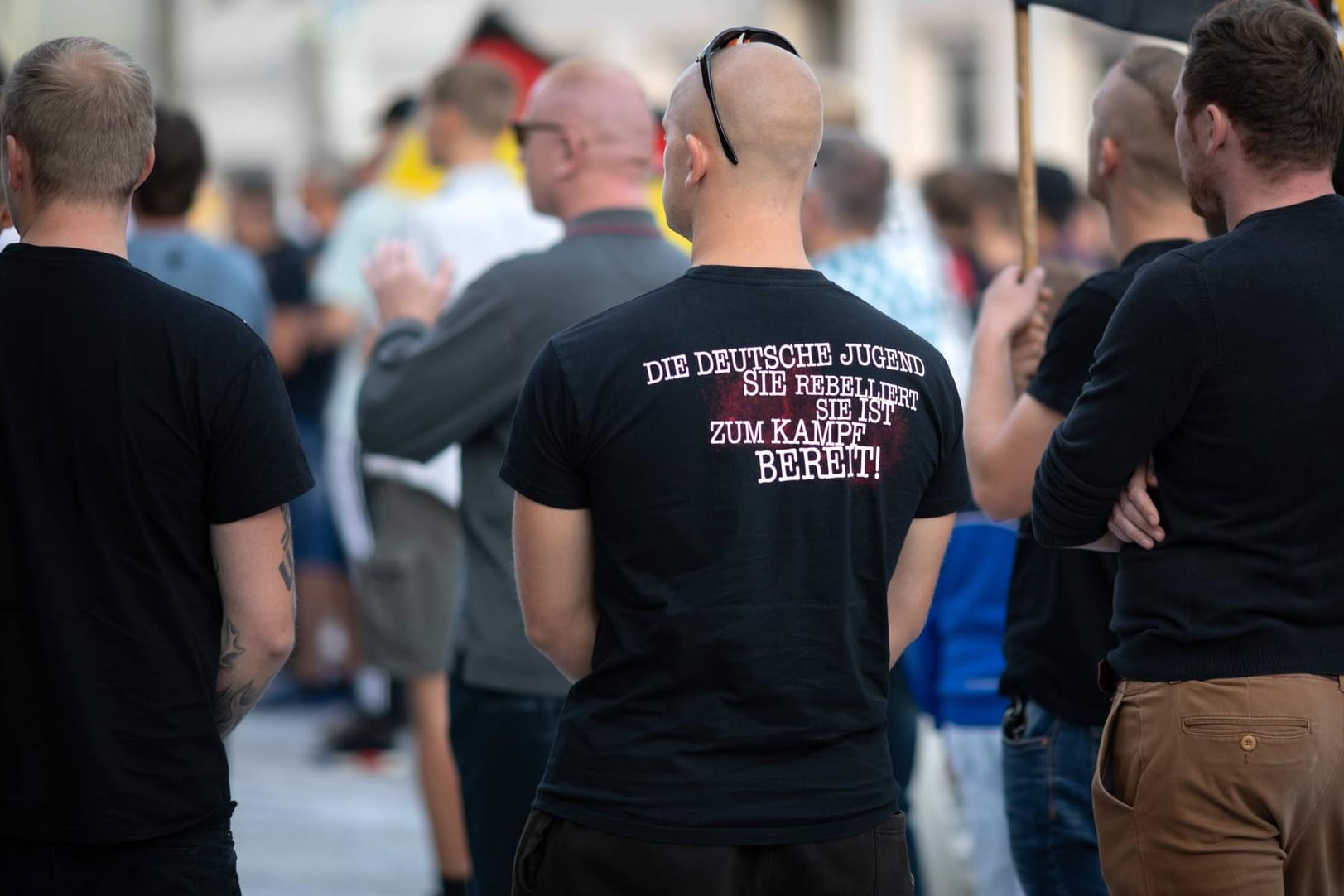 Männer auf einer rechtsextremen Demonstration: Parolen und Gesten der Teilnehmer sind zwar oft verstörend, aber noch erlaubt, sodass die Polizei nicht eingreifen kann.