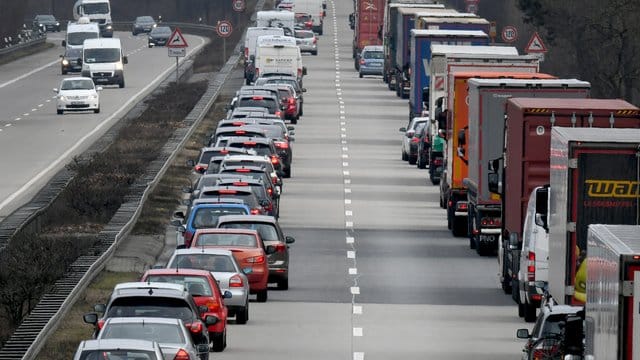 Fahrer von Personenwagen und Lastwagen bilden auf der Autobahn eine Rettungsgasse. Fahrer von Personenwagen und Lastwagen bilden auf der Autobahn eine Rettungsgasse.