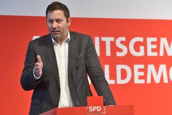 Lars Klingbeil: Der SPD-Generalsekretär gibt sich mit der Entscheidung des Bundesinnenministers im Fall Maaßen zufrieden.