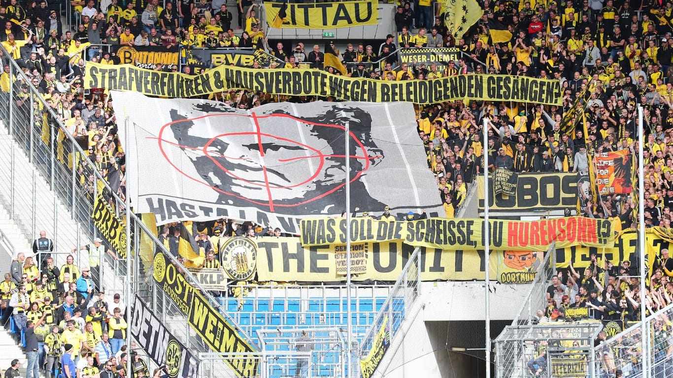 Hoffenheim-Mäzen Dietmar Hopp im Fadenkreuz: Mit diesem Banner sorgten einige Anhänger von Borussia Dortmund erneut für einen Skandal.