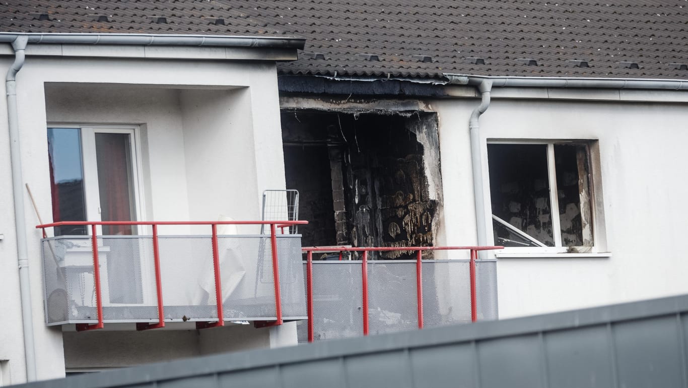 Die ausgebrannte Wohnung im Hamburger Stadtteil Eißendorf: Hier griff ein 28-Jähriger drei Behördenmitarbeiter mit einem Brandsatz an.