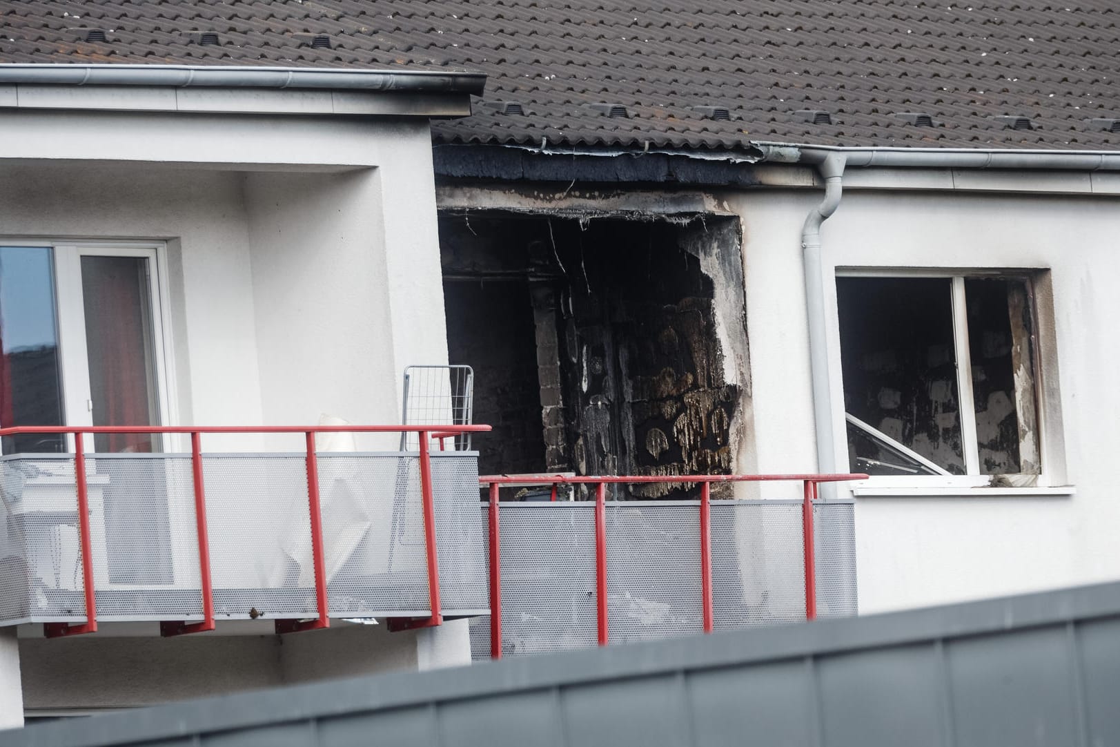 Die ausgebrannte Wohnung im Hamburger Stadtteil Eißendorf: Hier griff ein 28-Jähriger drei Behördenmitarbeiter mit einem Brandsatz an.