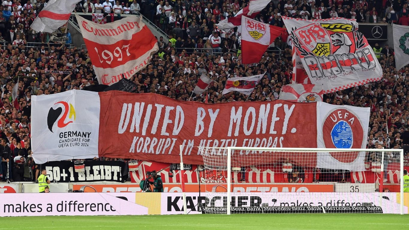Stuttgart-Fans protestierten vor dem Bundesligaheimspiel gegen Düsseldorf gegen die EM in Deutschland.