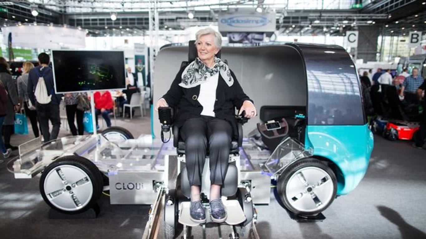 Dieser Rollstuhl in einem CLOUI Fahrzeug, ist speziell für Menschen mit Behinderung angepasst.