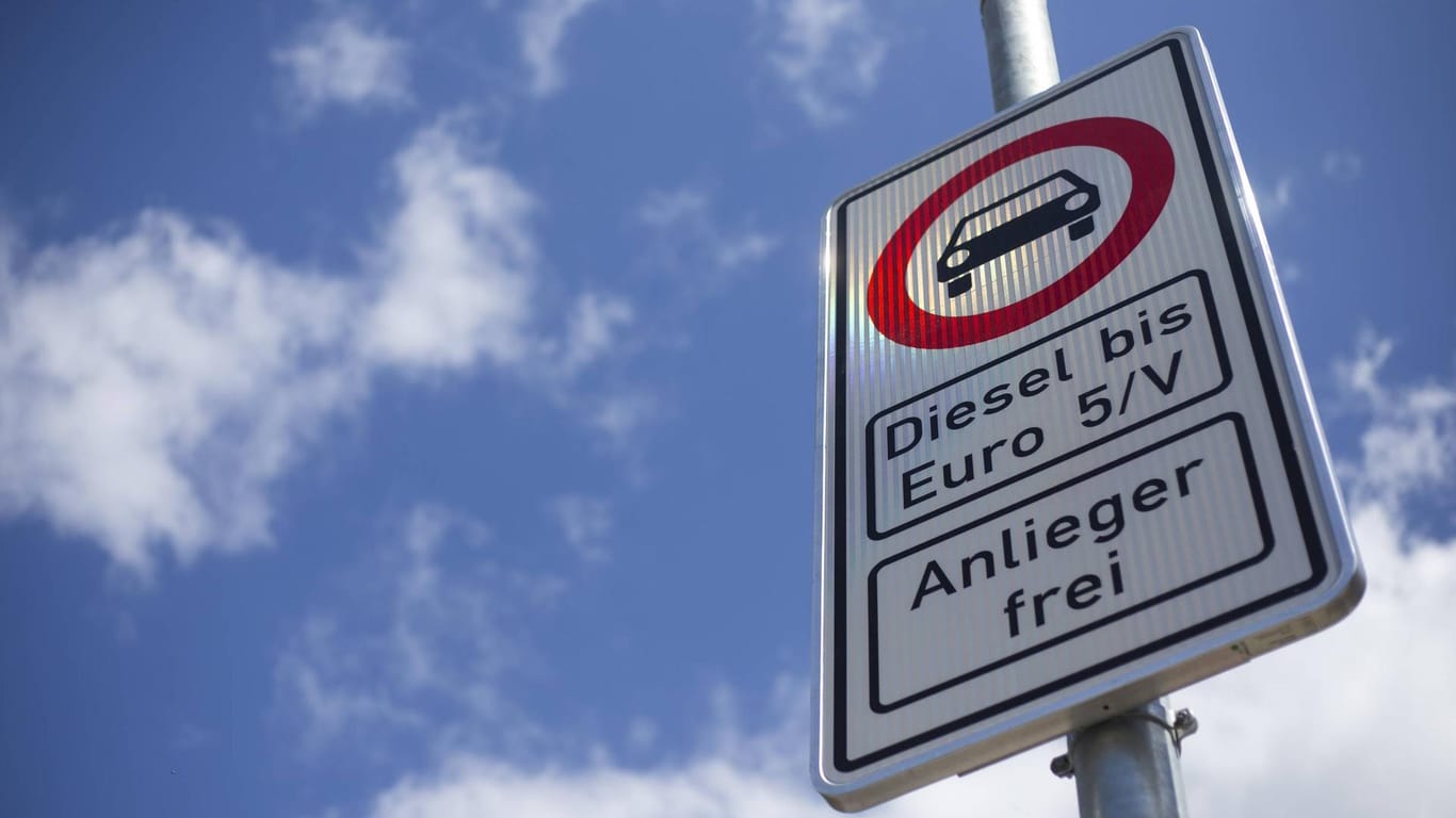 Ein Verkehrsschild in Hamburg weist die Umweltzone aus: Die Durchfahrt für Dieselfahrzeuge bis Euro 5 ist verboten.