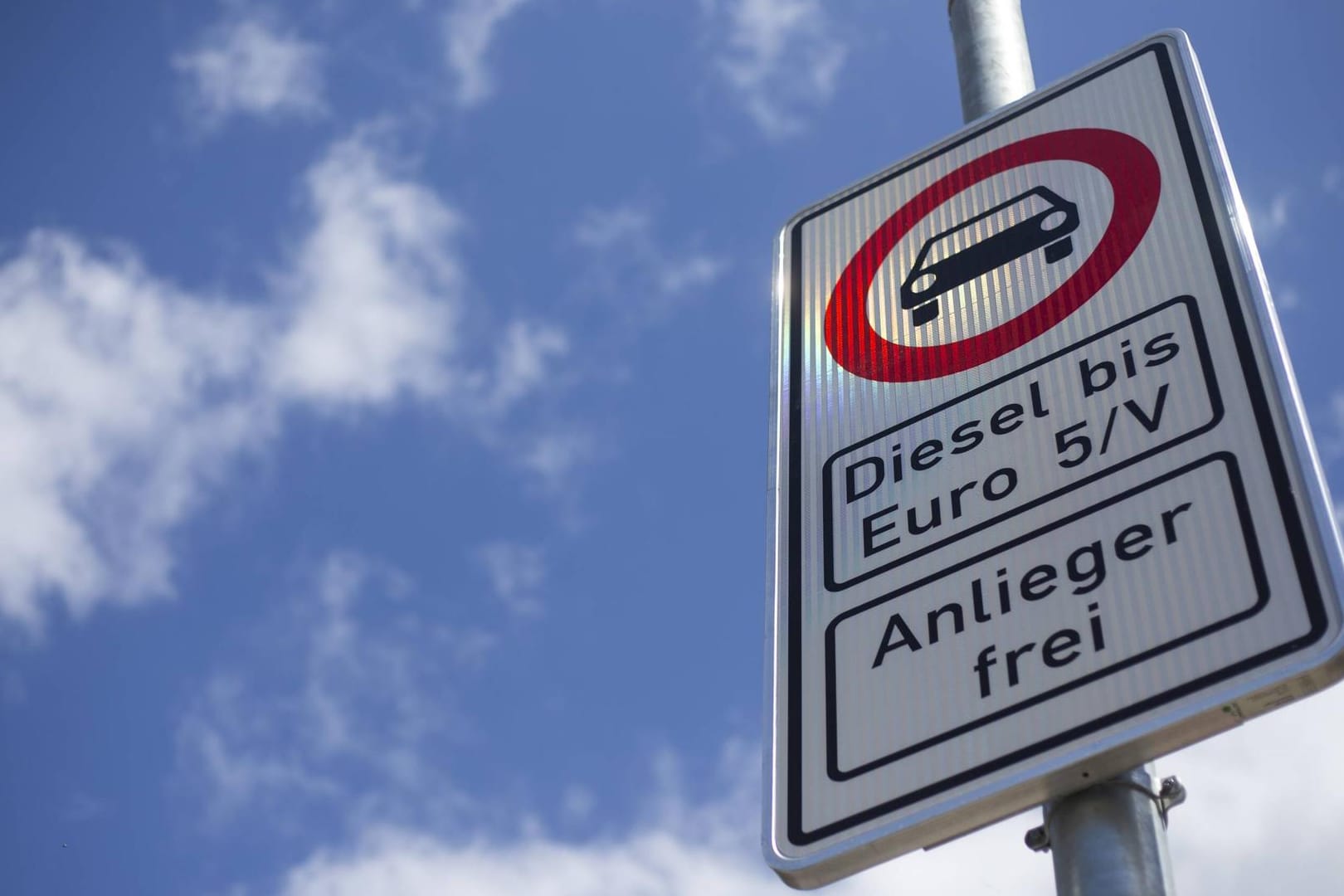 Ein Verkehrsschild in Hamburg weist die Umweltzone aus: Die Durchfahrt für Dieselfahrzeuge bis Euro 5 ist verboten.