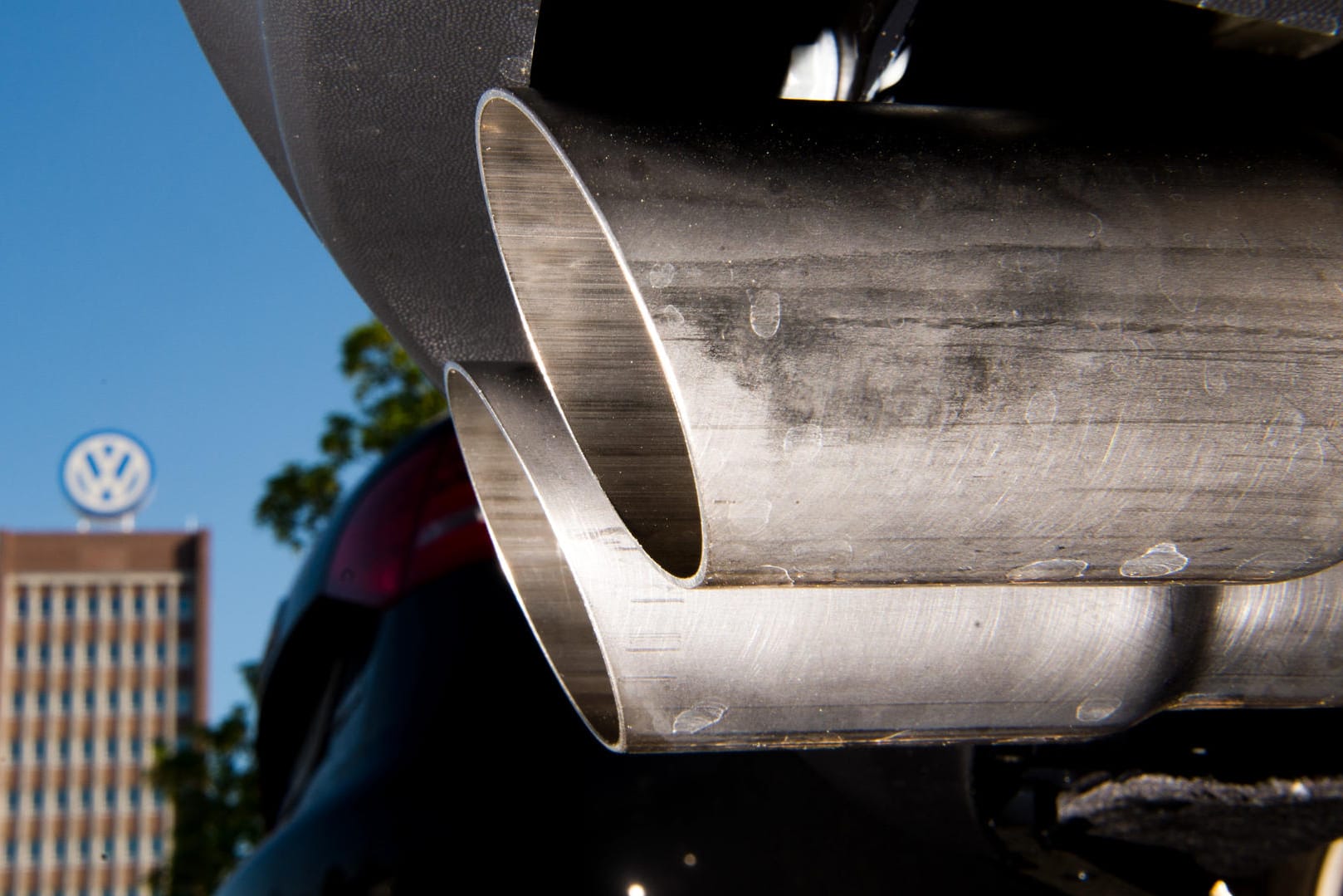 Auspuff eines Volkswagens: Die Diesel-Krise soll bald gelöst werden.