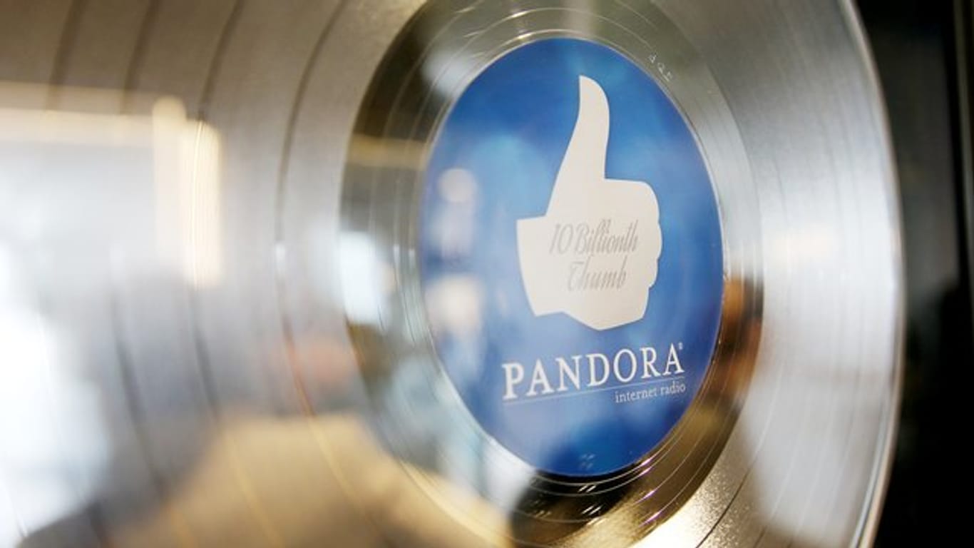 Eine Ehren-Schallplatte für den "10 Milliardsten Daumen" (10 Billionth Thumb) des Internet-Radios Pandora.