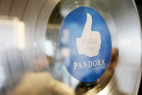Eine Ehren-Schallplatte für den "10 Milliardsten Daumen" (10 Billionth Thumb) des Internet-Radios Pandora.