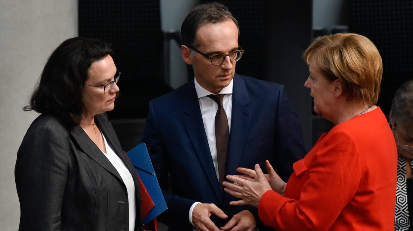Kanzlerin Merkel (r.) im Gepräch mit SPD-Chefin Andrea Nahles und Außenminister Heiko Maas: 52 im Koalitionsvertrag gesteckte Ziele sind in Arbeit.