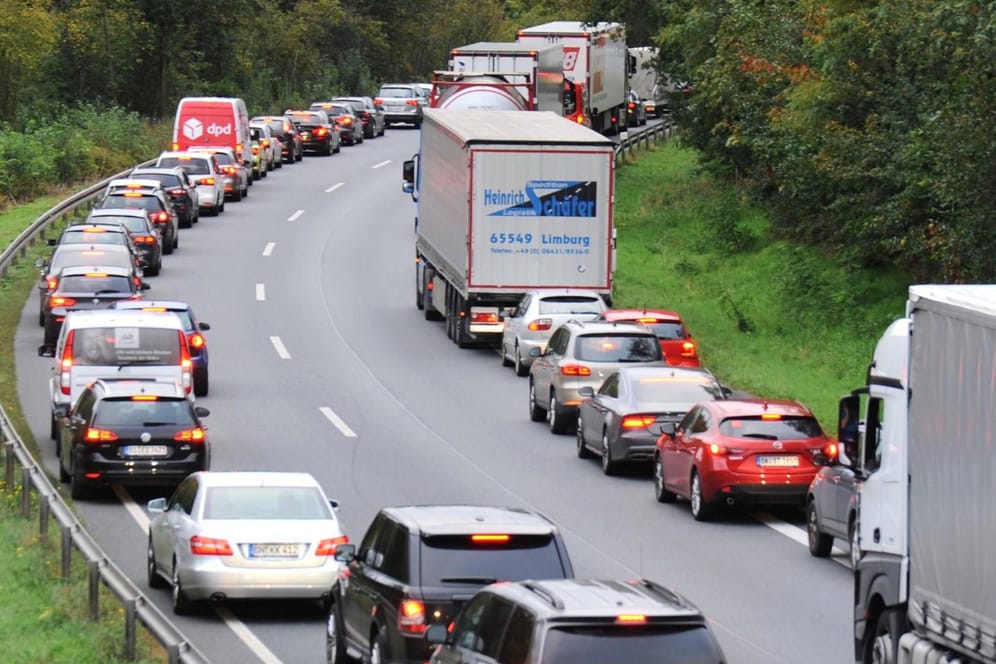 Rettungsgasse auf der Autobahn: Viele Fahrer wissen nicht, wie sie sich in einer solchen Situation verhalten müssen.