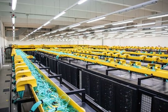 SuperMUC-NG: Der Rechner schafft 26,7 Petaflops, das sind mehr als 26 Billiarden Rechenschritte pro Sekunde.