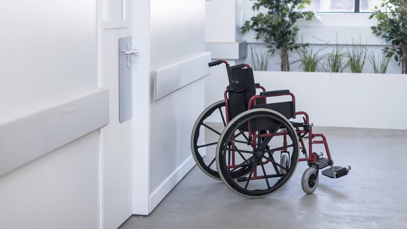 Aus dem Rollstuhl aufgestanden: US-Mediziner gaben einem Querschnittsgelähmten seine Gehfähigkeit zurück.