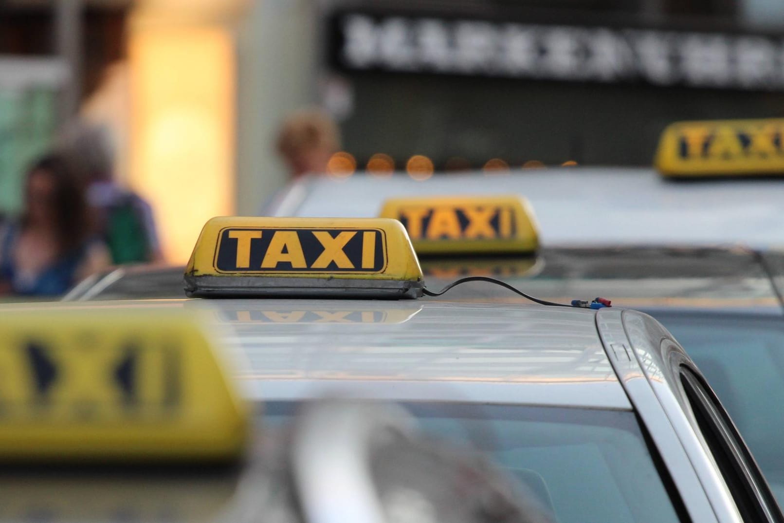 Schilder auf den Dächern von Taxis: In Ansbach wollten zwei Leute ihre Rechnung nicht bezahlen.
