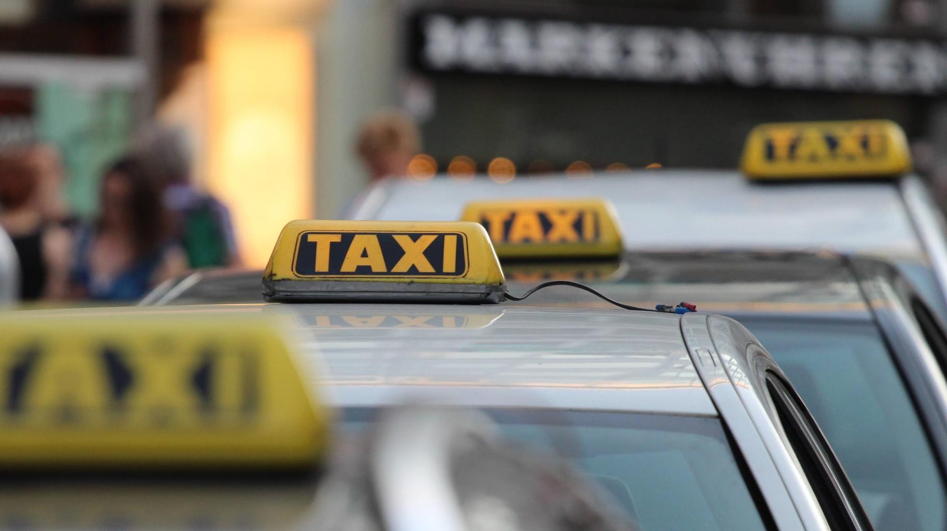 Schilder auf den Dächern von Taxis: In Ansbach wollten zwei Leute ihre Rechnung nicht bezahlen. Schilder auf den Dächern von Taxis: In Ansbach wollten zwei Leute ihre Rechnung nicht bezahlen.